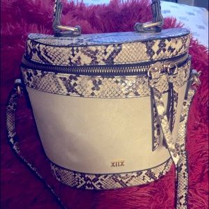 Snake print medium size shoulder bag , brand XllX